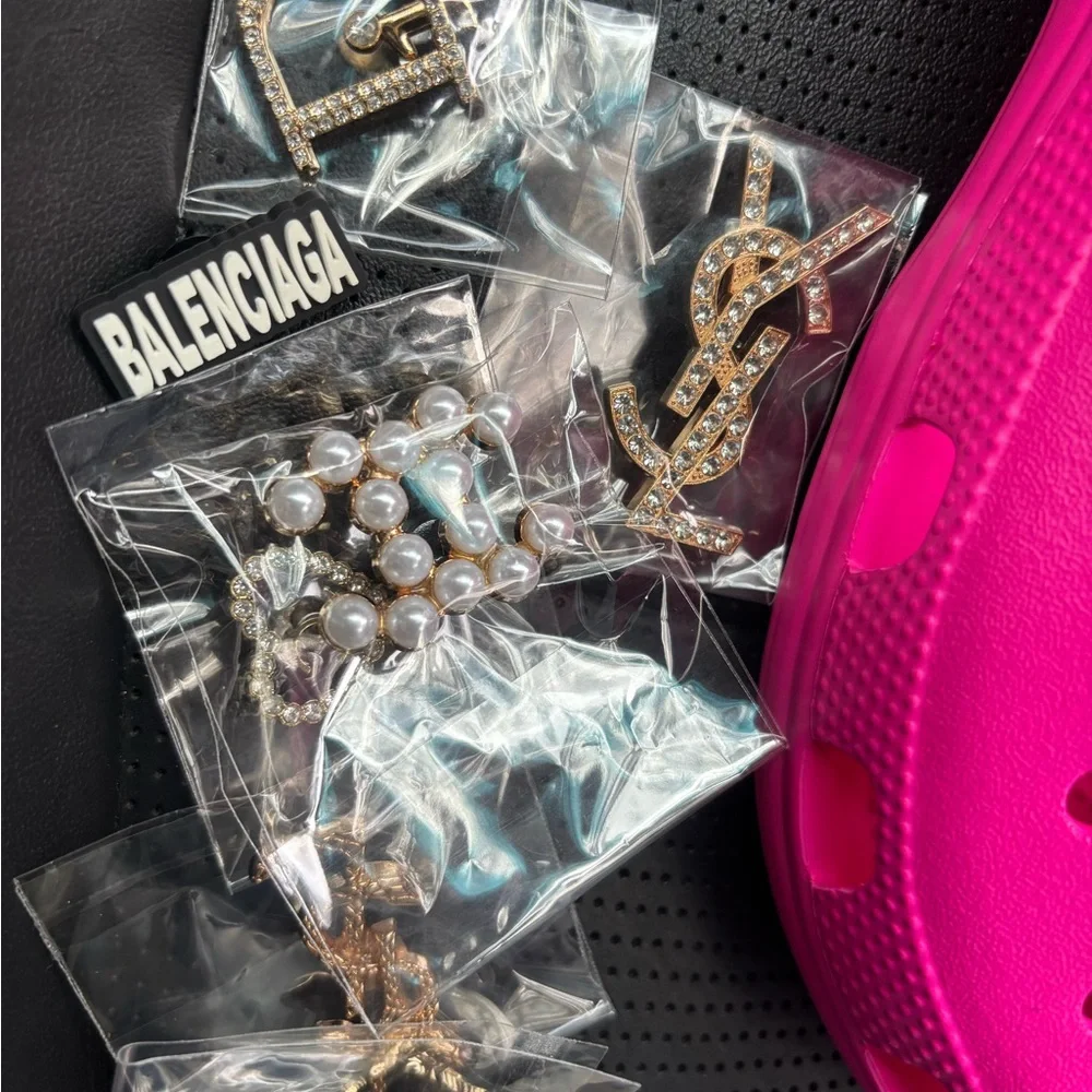 Crocs Classic Clog - Vibrant Pink - Picture 2 of 5